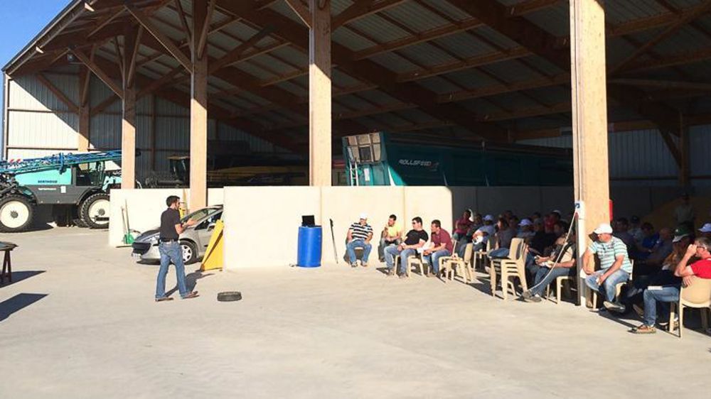 Formation technique d’agriculteurs effectuée par Julien Hérault, conseiller indépendant en machinisme. © J. Hérault